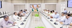 अधिकारियों के साथ बैठक करते मुख्यमंत्री योगी आदित्यनाथ
