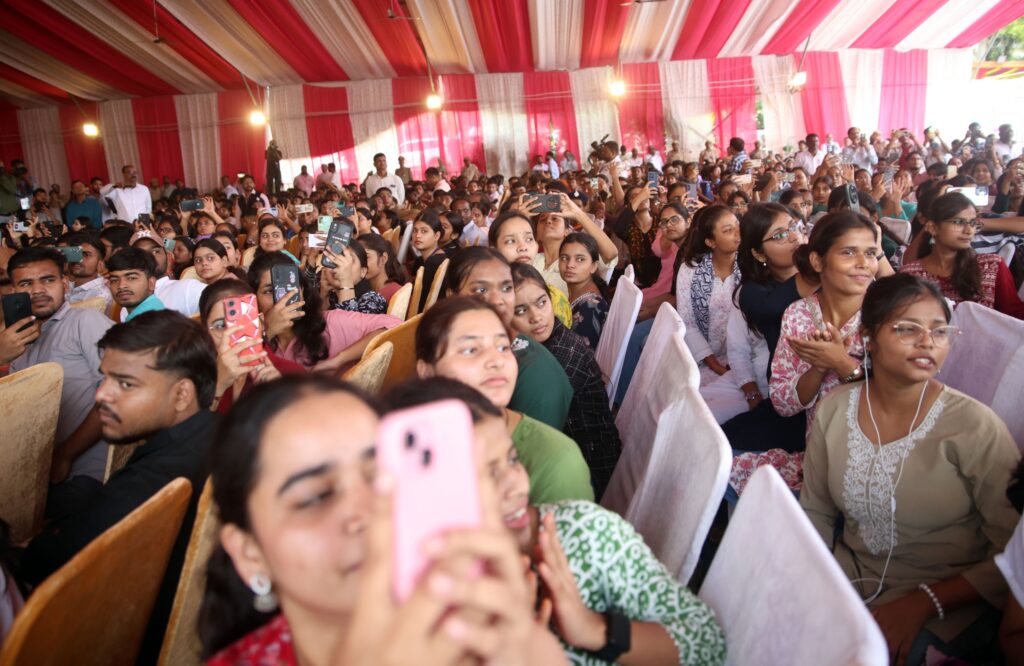 मुख्यमंत्री योगी आदित्यनाथ को देख छात्रों में खुशी की लहर मुख्यमंत्री योगी आदित्यनाथ को देख छात्रों में खुशी की लहर
