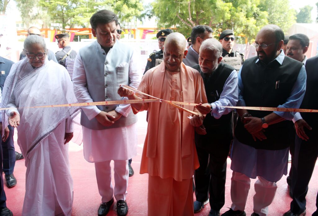 मुख्यमंत्री योगी आदित्यनाथ पुस्तक मेला का शुभारंभ करते हुए