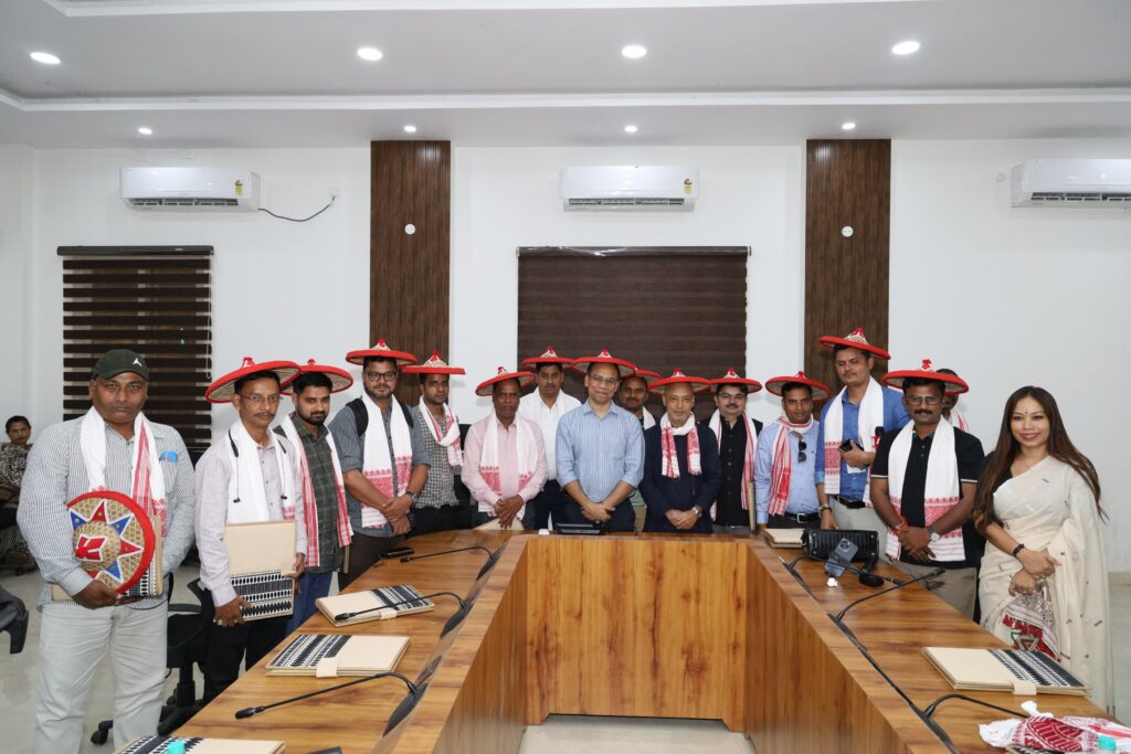 पत्रकारों के साथ रेलवे अधिकारी