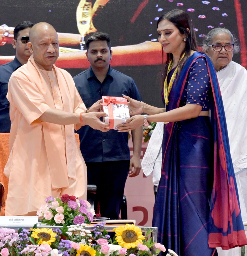 नियुक्ति पत्र वितरित करते मुख्यमंत्री योगी आदित्यनाथ