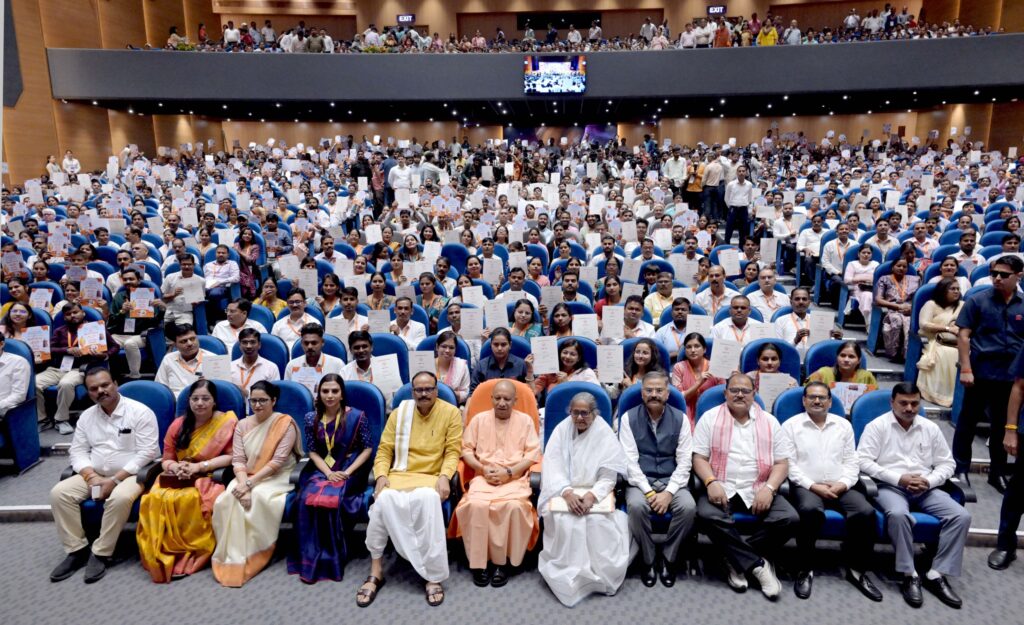 मुख्यमंत्री योगी आदित्यनाथ नियुक्ति पत्र प्राप्त किए हुए अभियर्थियों के साथ