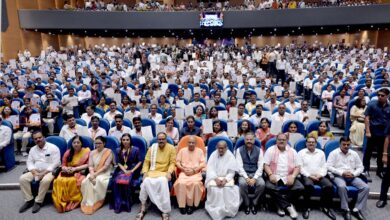 मुख्यमंत्री योगी आदित्यनाथ नियुक्ति पत्र प्राप्त किए हुए अभियर्थियों के साथ