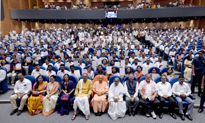 मुख्यमंत्री योगी आदित्यनाथ नियुक्ति पत्र प्राप्त किए हुए अभियर्थियों के साथ