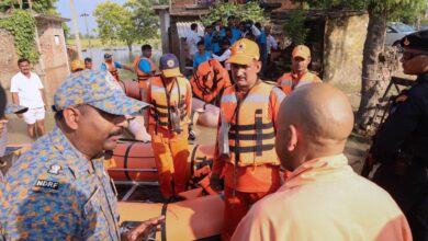 एनडीआरएफ एसडीआरएफ टीम के साथ मुख्यमंत्री योगी आदित्यनाथ