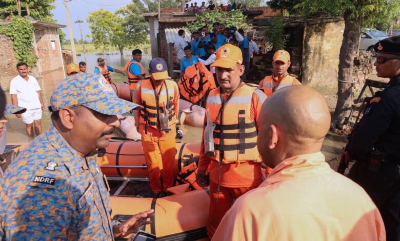 एनडीआरएफ एसडीआरएफ टीम के साथ मुख्यमंत्री योगी आदित्यनाथ