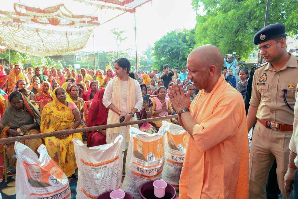 बाढ़ पीड़ितों से मुलाकात करते मुख्यमंत्री योगी आदित्यनाथ