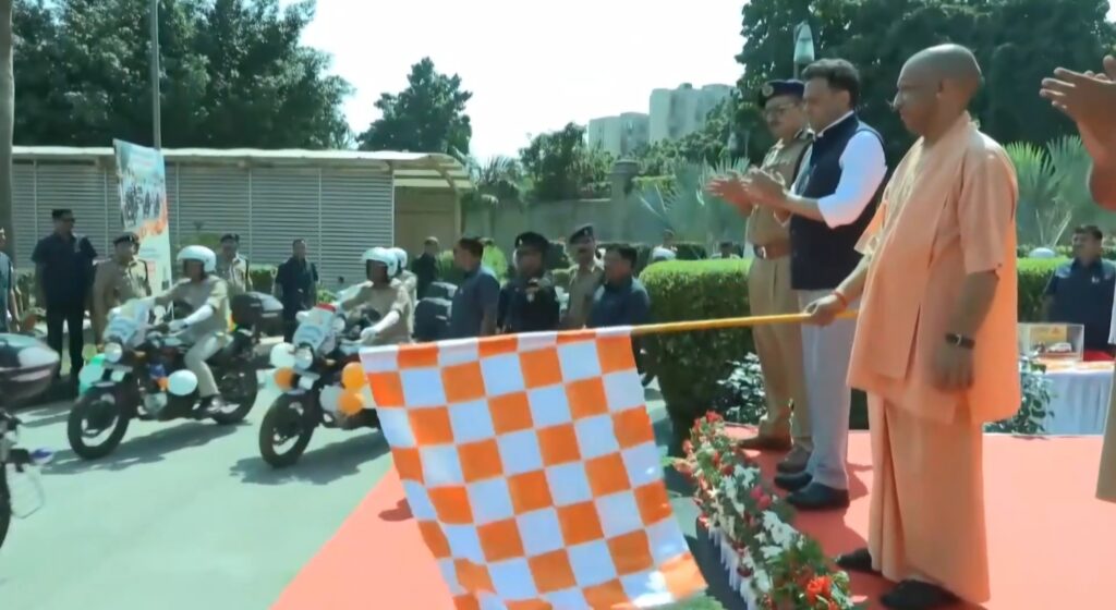 वाहनों को रवाना करते मुख्यमंत्री योगी आदित्यनाथ